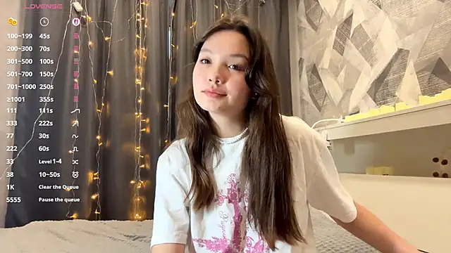 Snapshot of KiraVelvet chatting on December 2025 09:44:02 AM KiraVelvet online show from December 2025 09:44:02 AM