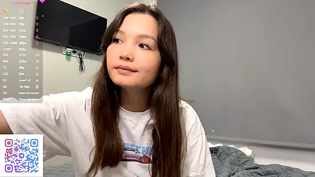 Snapshot of KiraVelvet chatting on October 2025 02:18:02 PM KiraVelvet online show from October 2025 02:18:02 PM