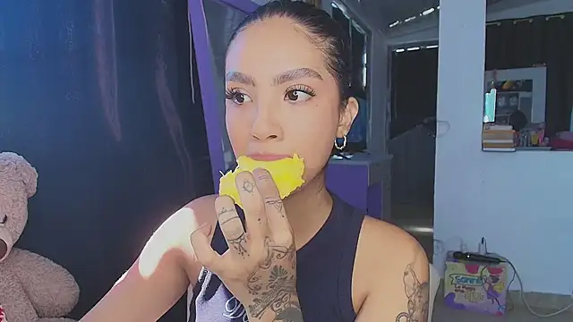 mia yireth online show from November 2025 02:32:02 PM