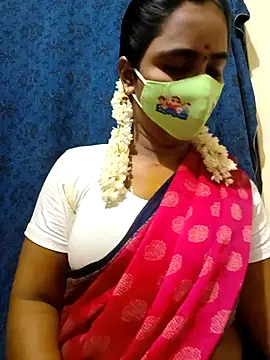 Snapshot of mini-queen chatting on November 2025 01:28:01 PM mini-queen online show from November 2025 01:28:01 PM