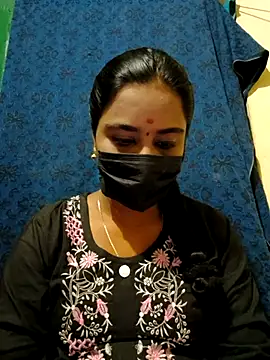 Snapshot of mini-queen chatting on November 2025 03:06:01 PM mini-queen online show from November 2025 03:06:01 PM