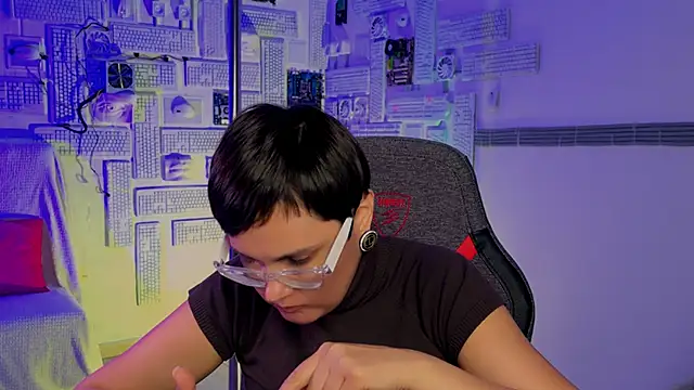 LauraDavidsons online show from October 2025 04:44:02 PM