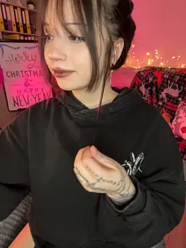 Snapshot of YourLittleDevil chatting on December 2025 02:18:01 PM YourLittleDevil online show from December 2025 02:18:01 PM