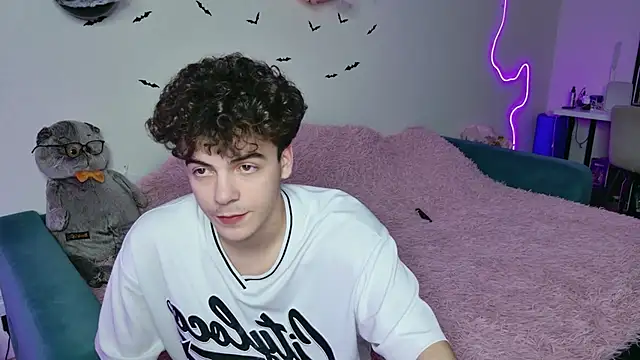 Snapshot of Alice18James chatting on October 2025 07:22:02 PM Alice18James online show from October 2025 07:22:02 PM