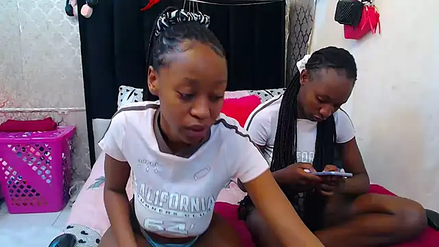 Snapshot of SexyPetitex25 chatting on November 2025 12:21:01 PM SexyPetitex25 online show from November 2025 12:21:01 PM