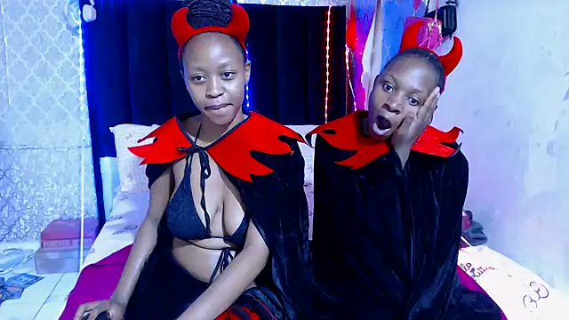 Snapshot of SexyPetitex25 chatting on October 2025 07:43:01 PM SexyPetitex25 online show from October 2025 07:43:01 PM