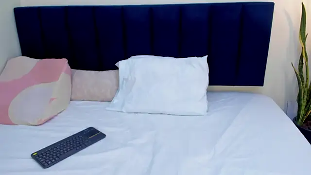 sophieturner mg online show from April 2026 07:07:02 PM