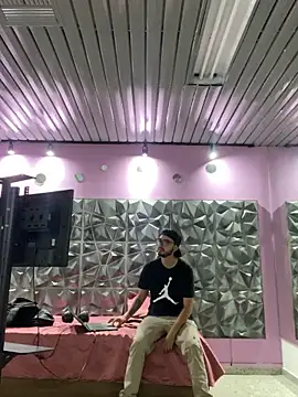 cristopher wallacee online show from October 2025 01:41:01 PM