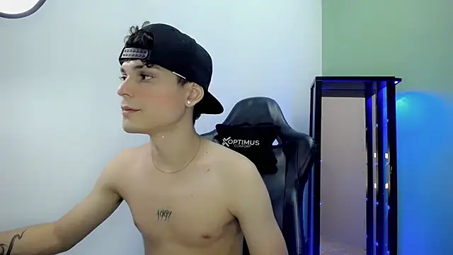 Snapshot of dilan_hott_ chatting on December 2025 07:37:01 PM dilan hott online show from December 2025 07:37:01 PM