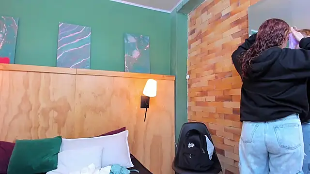 aliceandsia online show from November 2025 07:03:01 PM