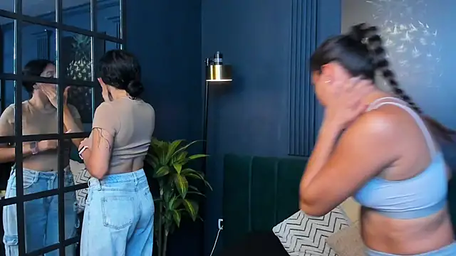 aliceandsia online show from November 2025 07:28:01 PM