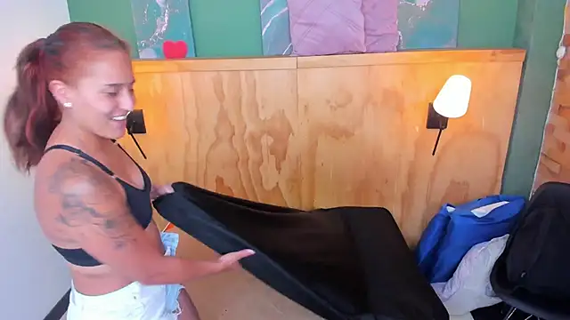 aliceandsia online show from December 2025 07:12:01 PM