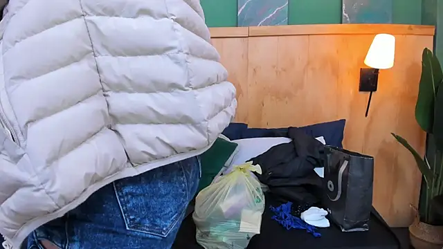 aliceandsia online show from December 2025 03:37:01 PM