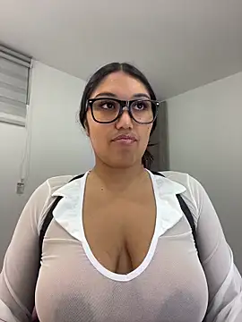Snapshot of SharaRous chatting on May 2026 01:35:02 AM SharaRous online show from May 2026 01:35:02 AM