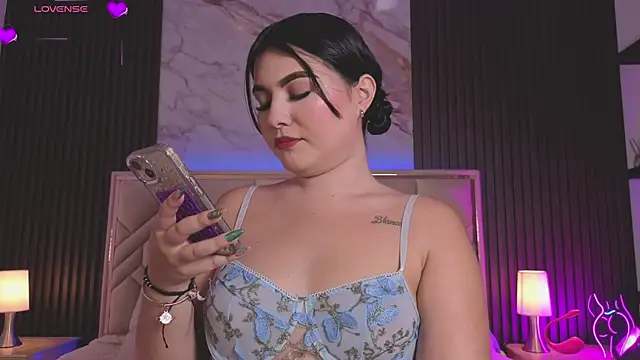 MiaaFarrel online show from May 2026 07:22:01 PM