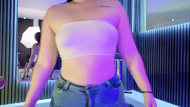 MiaaFarrel online show from February 2026 03:36:01 PM