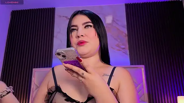 MiaaFarrel online show from April 2026 06:56:01 PM