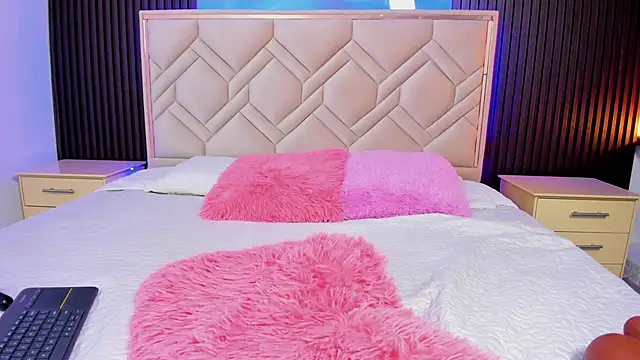 MiaaFarrel online show from December 2025 07:19:02 PM