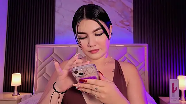 MiaaFarrel online show from April 2026 06:59:02 PM