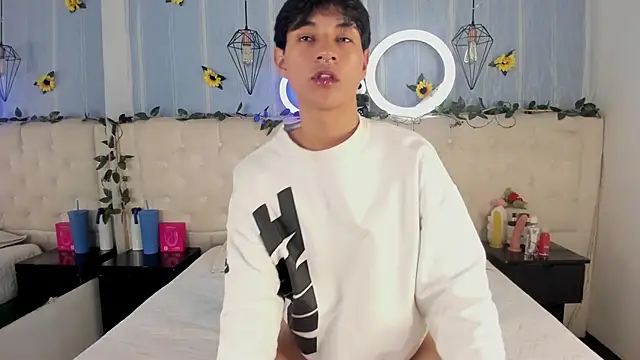 Snapshot of AleAurarashi chatting on November 2025 02:23:02 AM AleAurarashi online show from November 2025 02:23:02 AM