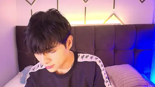 AleAurarashi online show from April 2026 12:42:01 PM