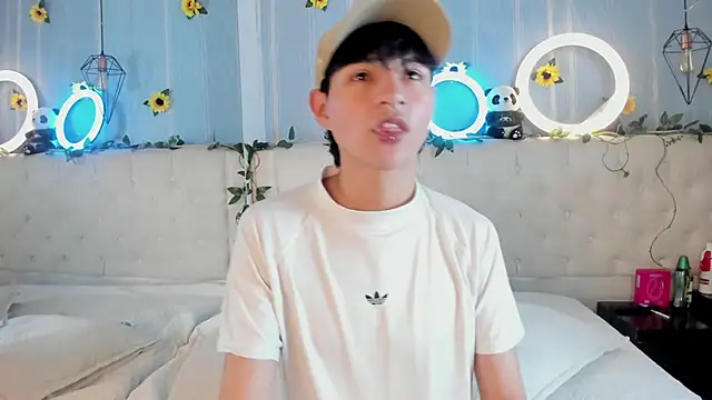 Snapshot of AleAurarashi chatting on November 2025 04:38:01 AM AleAurarashi online show from November 2025 04:38:01 AM