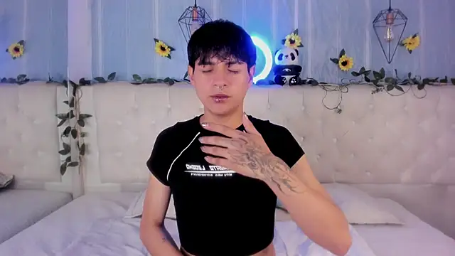 Snapshot of AleAurarashi chatting on November 2025 01:28:01 AM AleAurarashi online show from November 2025 01:28:01 AM