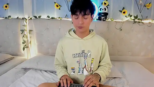 Snapshot of AleAurarashi chatting on December 2025 04:57:02 AM AleAurarashi online show from December 2025 04:57:02 AM