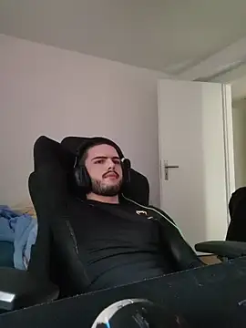 Snapshot of EyesNeverLies chatting on October 2025 07:38:01 AM EyesNeverLies online show from October 2025 07:38:01 AM