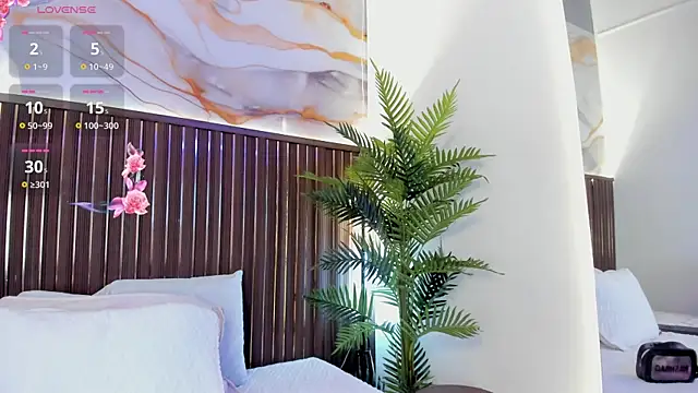 Roxie-NS online show from April 2026 12:41:02 PM