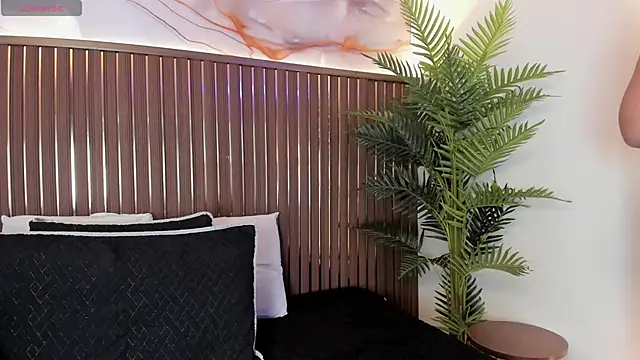 Roxie-NS online show from April 2026 12:23:01 PM