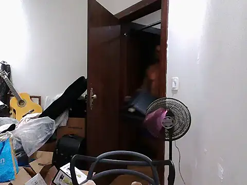 Snapshot of Mitt1993b chatting on December 2025 01:43:02 PM Mitt1993b online show from December 2025 01:43:02 PM