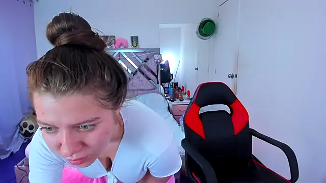 Snapshot of Luna_Analya chatting on April 2026 02:40:02 PM Luna Analya online show from April 2026 02:40:02 PM