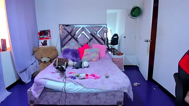 Snapshot of Luna_Analya chatting on April 2026 01:57:01 PM Luna Analya online show from April 2026 01:57:01 PM