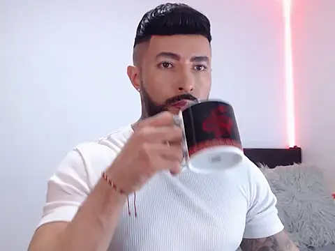 andrea de lucaa online show from October 2025 04:01:01 AM