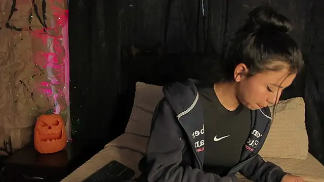 Tiffany Nm online show from October 2025 01:10:01 PM