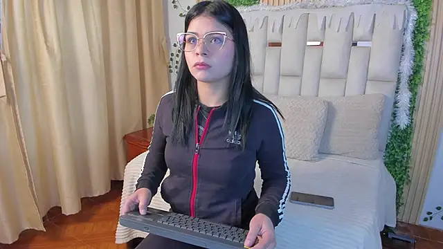 Jade Nmm online show from November 2025 01:11:01 PM