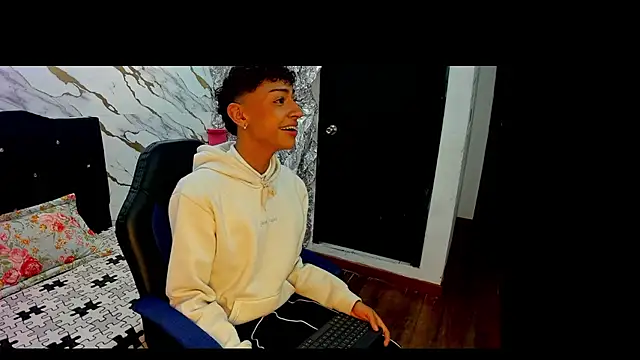 Snapshot of owen_sexy25 chatting on September 2025 09:50:02 PM owen sexy25 online show from September 2025 09:50:02 PM