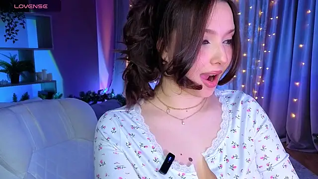 Lucy louras online show from December 2025 01:57:01 PM