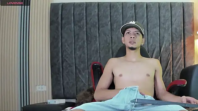 Snapshot of DustinandJordan chatting on November 2025 04:22:01 AM DustinandJordan online show from November 2025 04:22:01 AM