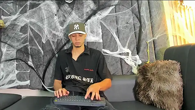 Snapshot of DustinandJordan chatting on October 2025 08:39:02 PM DustinandJordan online show from October 2025 08:39:02 PM