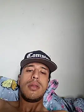 Snapshot of Santi2323xxX chatting on May 2026 09:41:01 PM Santi2323xxX online show from May 2026 09:41:01 PM
