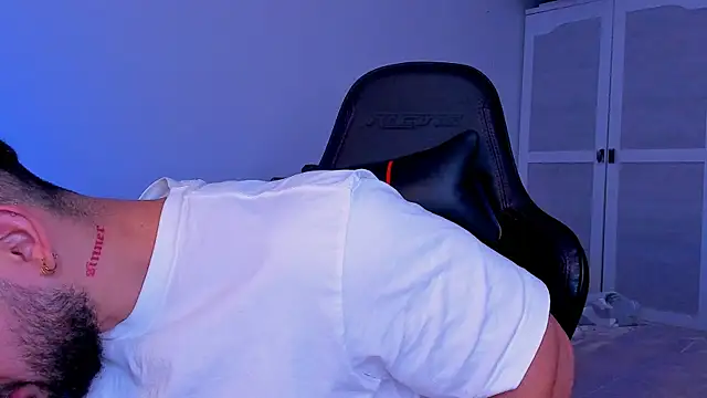 andrewcorey1 online show from October 2025 10:10:02 PM