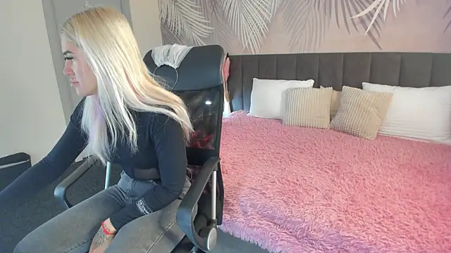 Snapshot of Kira_Key chatting on September 2025 01:44:01 AM Kira Key online show from September 2025 01:44:01 AM