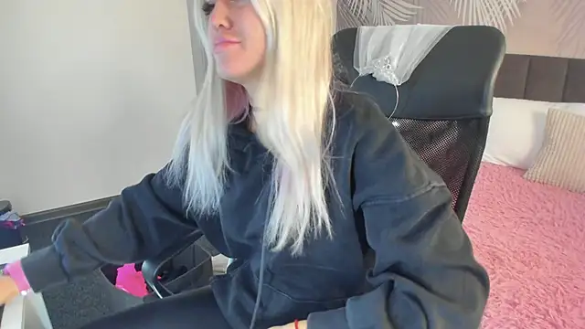 Snapshot of Kira_Key chatting on September 2025 01:45:01 AM Kira Key online show from September 2025 01:45:01 AM