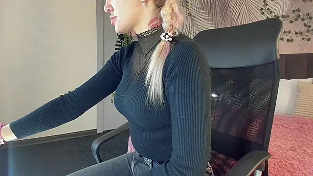 Snapshot of Kira_Key chatting on November 2025 01:43:02 AM Kira Key online show from November 2025 01:43:02 AM