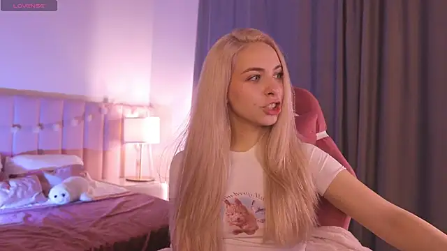 Snapshot of ShinyBarbie chatting on November 2025 06:28:01 AM ShinyBarbie online show from November 2025 06:28:01 AM