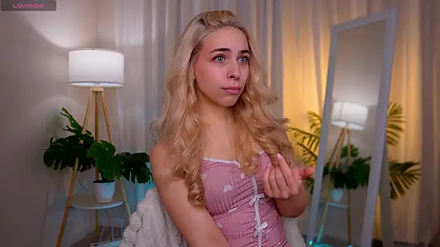 Snapshot of ShinyBarbie chatting on November 2025 06:50:02 AM ShinyBarbie online show from November 2025 06:50:02 AM