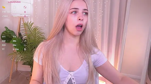 Snapshot of ShinyBarbie chatting on December 2025 06:56:01 AM ShinyBarbie online show from December 2025 06:56:01 AM