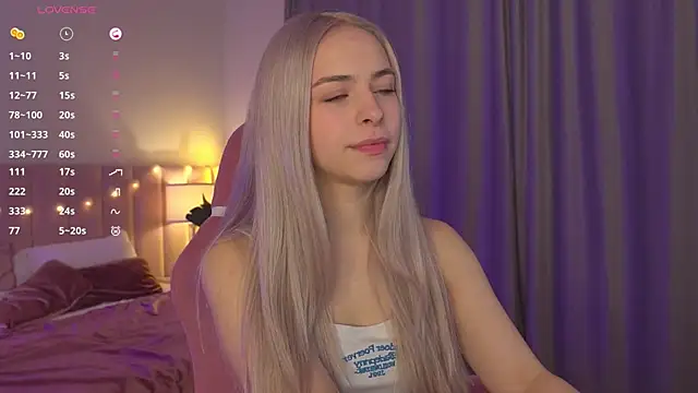 Snapshot of ShinyBarbie chatting on November 2025 06:35:02 AM ShinyBarbie online show from November 2025 06:35:02 AM